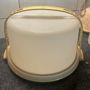 Vintage Tupperware layer cake carrier/server w/handle In near perfect co…